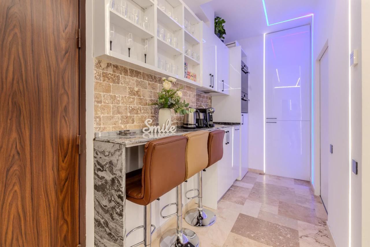 Luxury Living: Smart 2Br Apartment At Unirii Square Bucarest Exterior foto